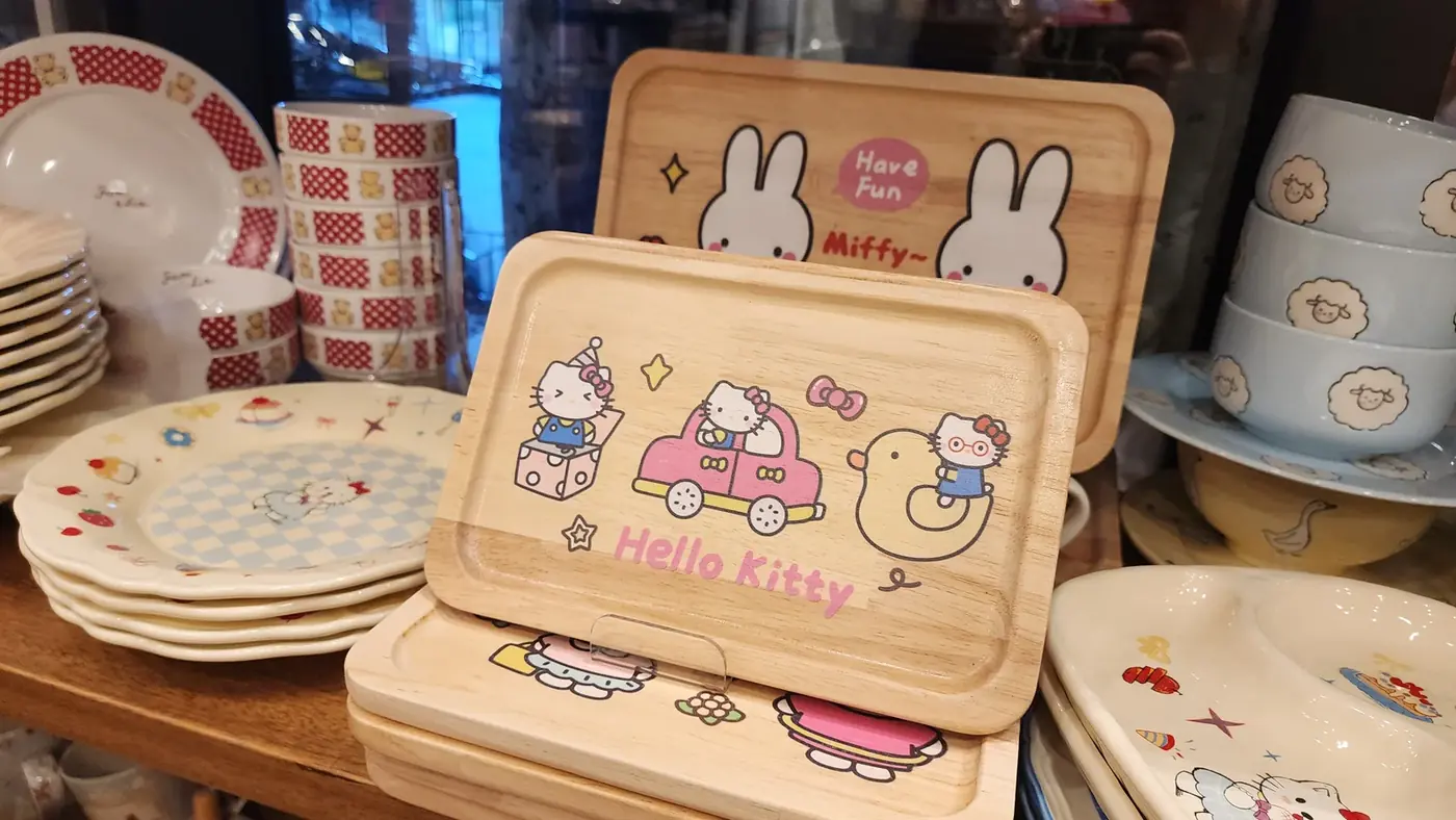 캐릭터 나무 트레이와 식기 진열