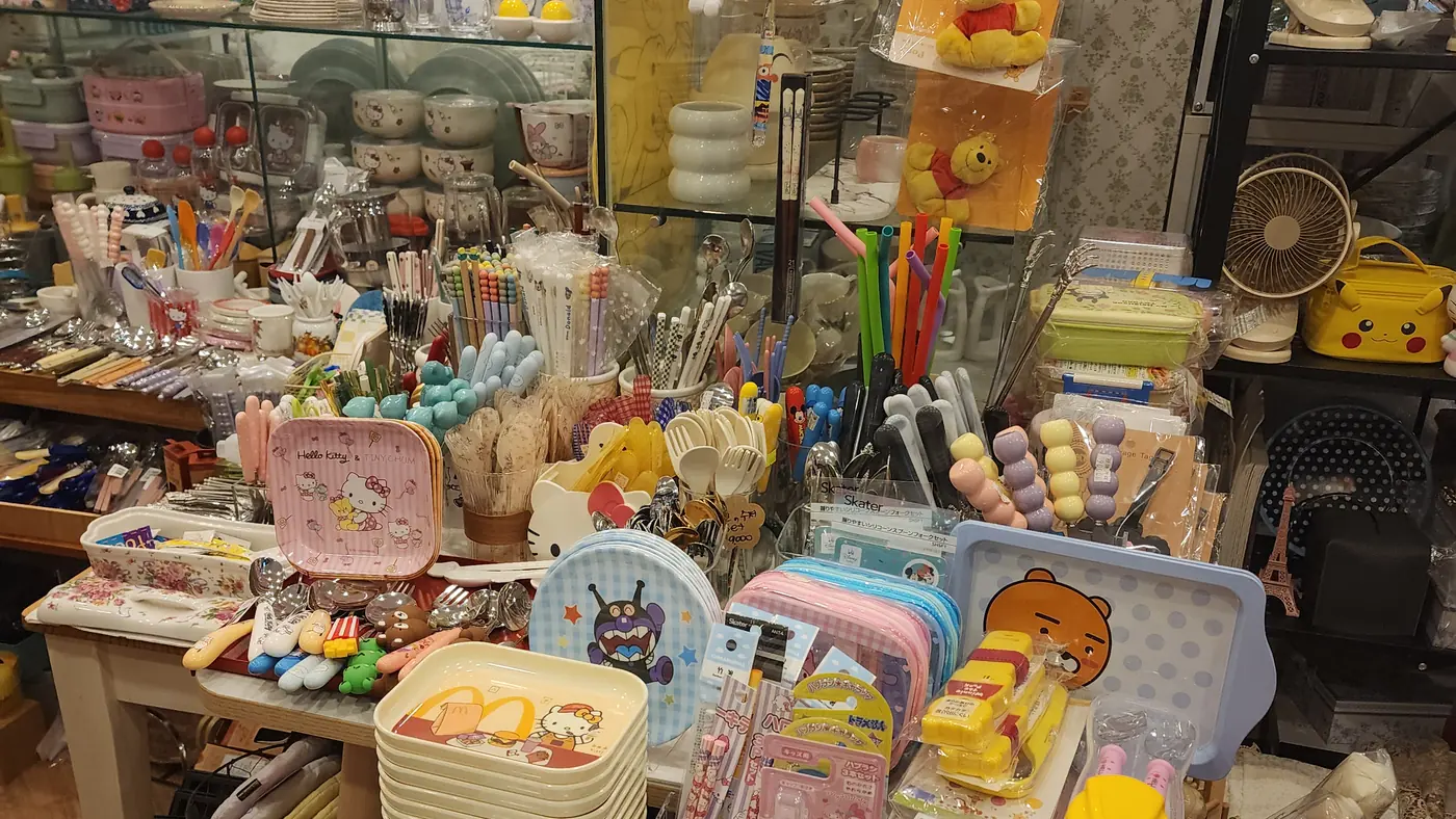 캐릭터 컵과 접시, 생활소품이 모인 선반