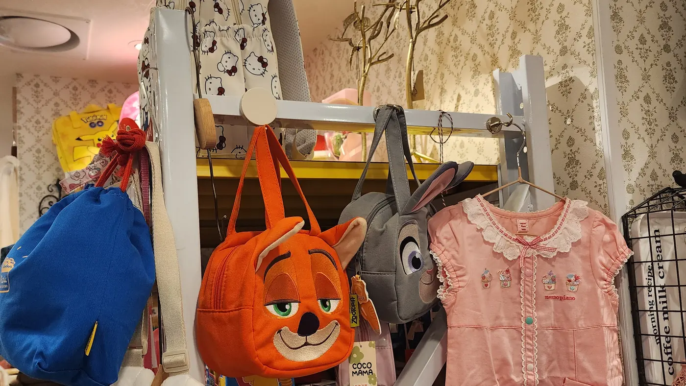 아이 가방과 아동 의류가 걸린 진열대
