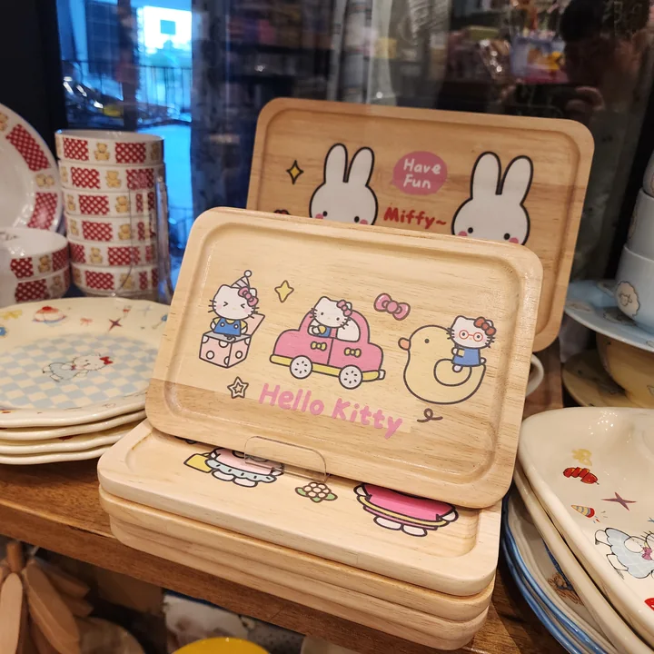 캐릭터 나무 트레이와 식기 진열